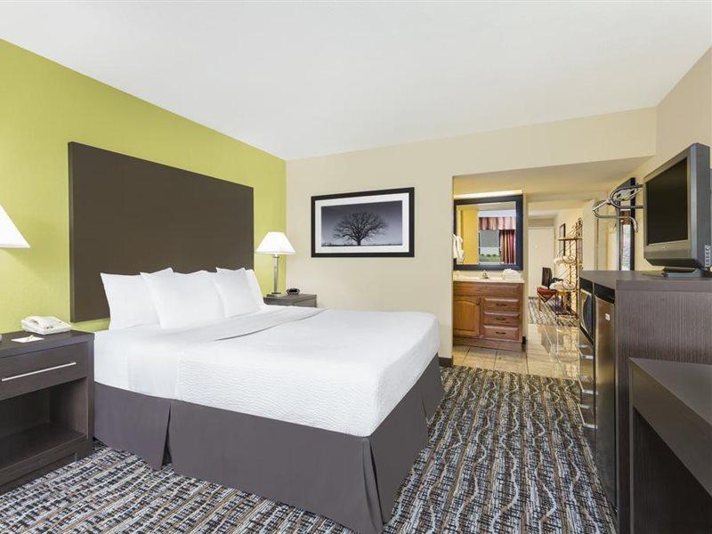 Days Inn By Wyndham Asheville/Mall Екстер'єр фото