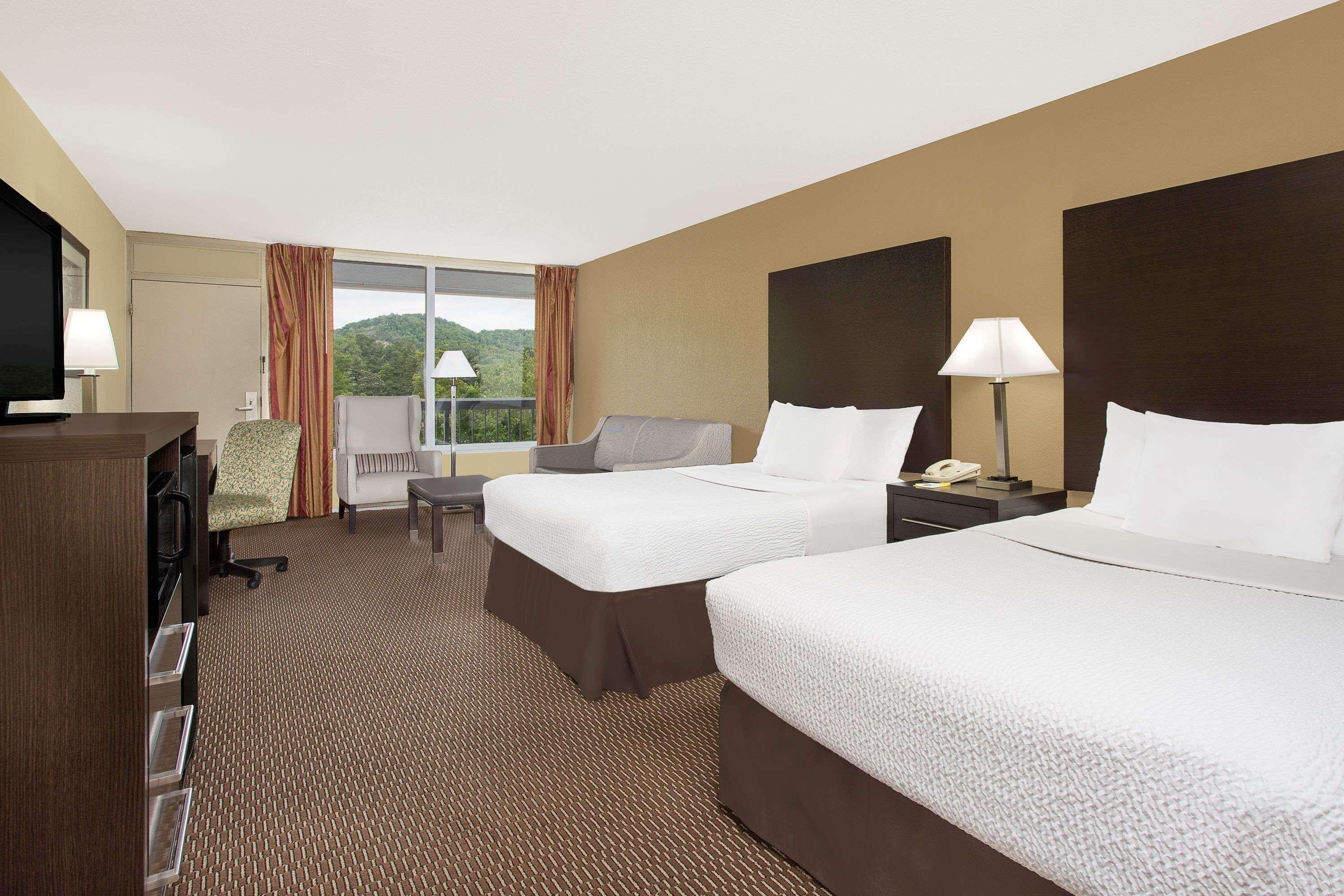 Days Inn By Wyndham Asheville/Mall Екстер'єр фото