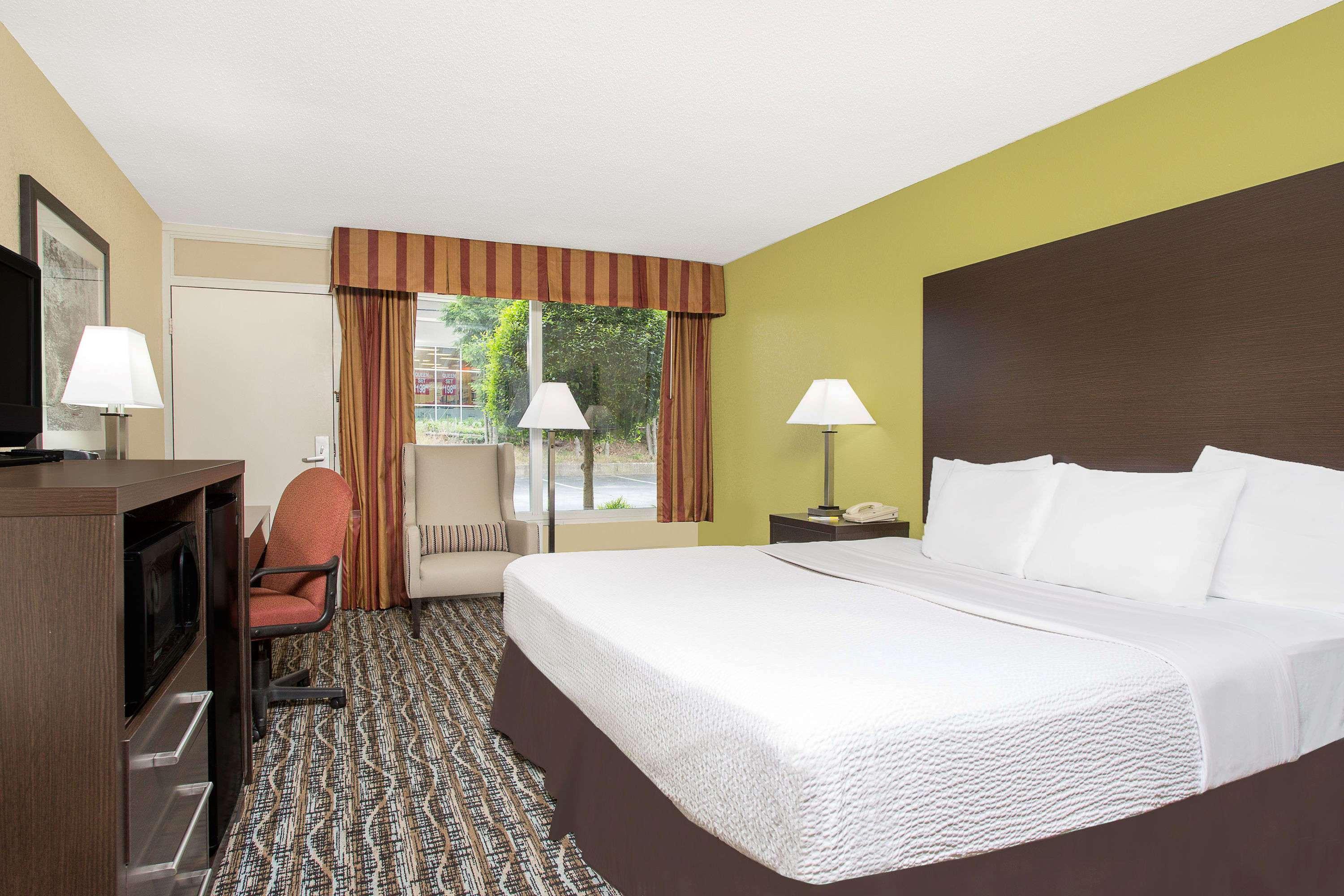 Days Inn By Wyndham Asheville/Mall Екстер'єр фото