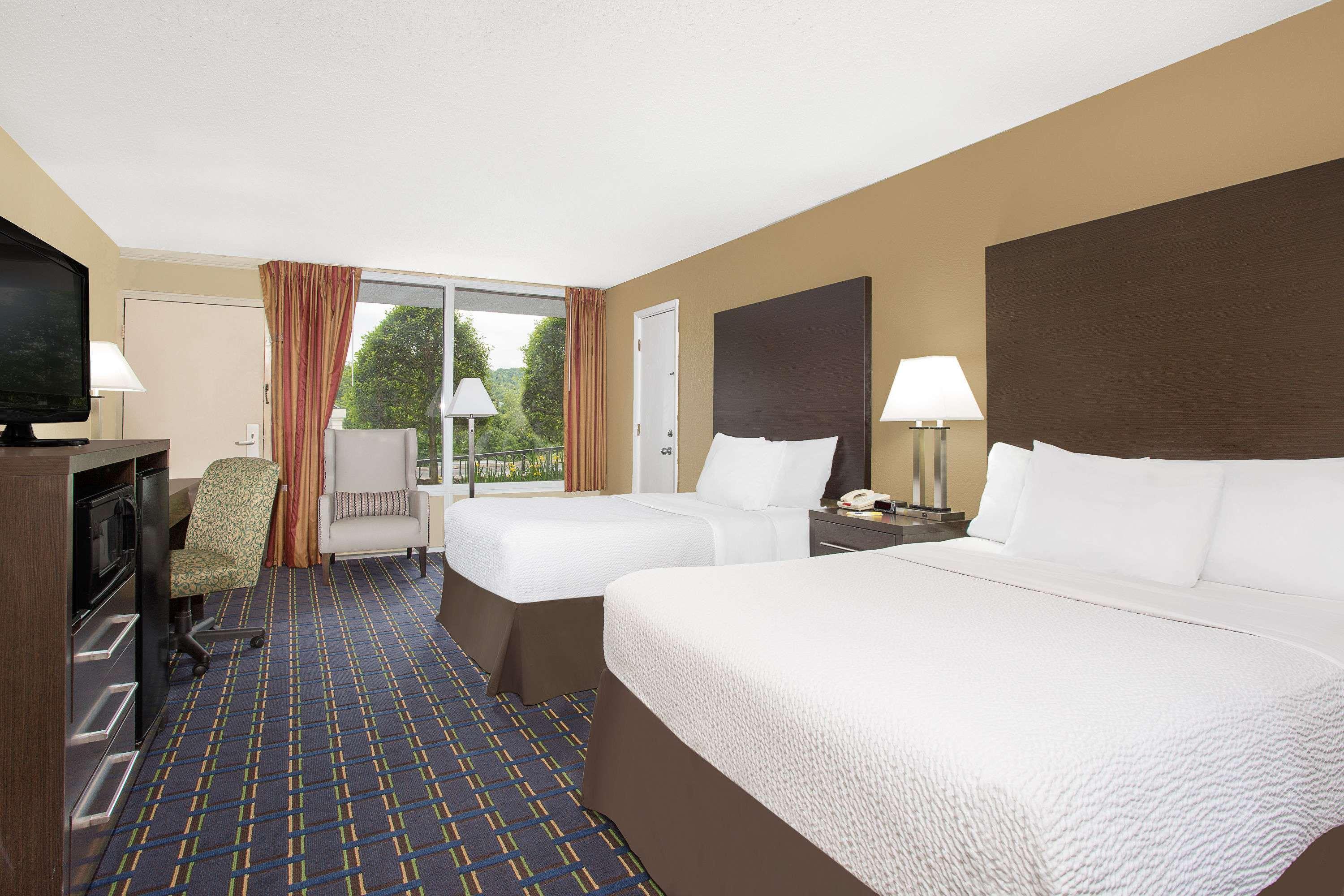 Days Inn By Wyndham Asheville/Mall Екстер'єр фото