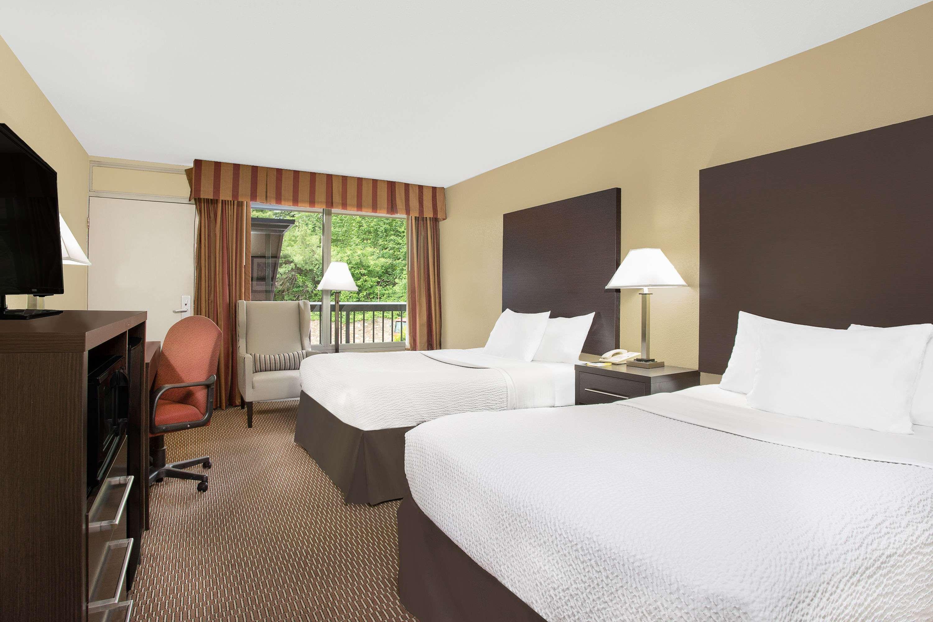 Days Inn By Wyndham Asheville/Mall Екстер'єр фото
