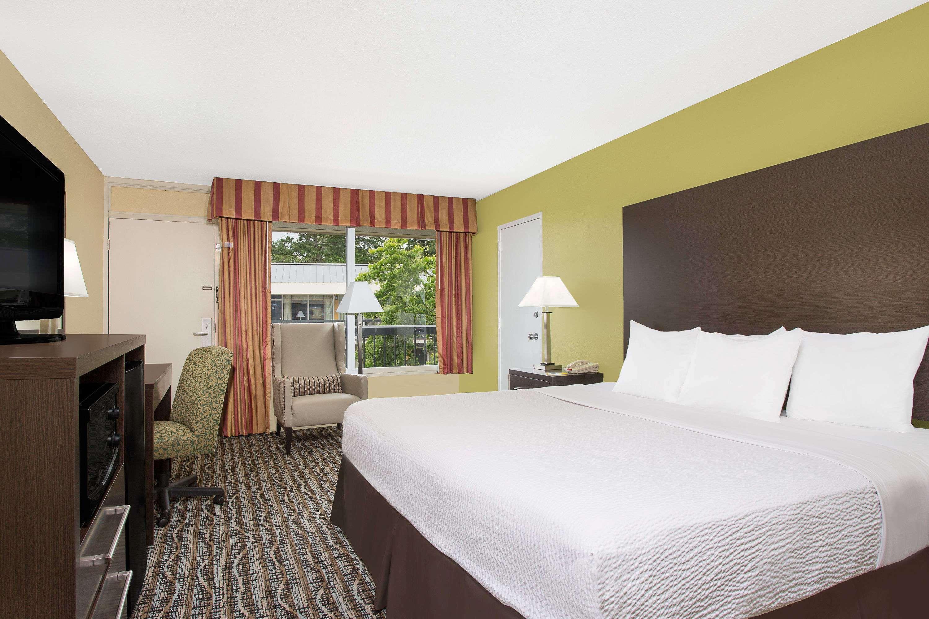 Days Inn By Wyndham Asheville/Mall Екстер'єр фото