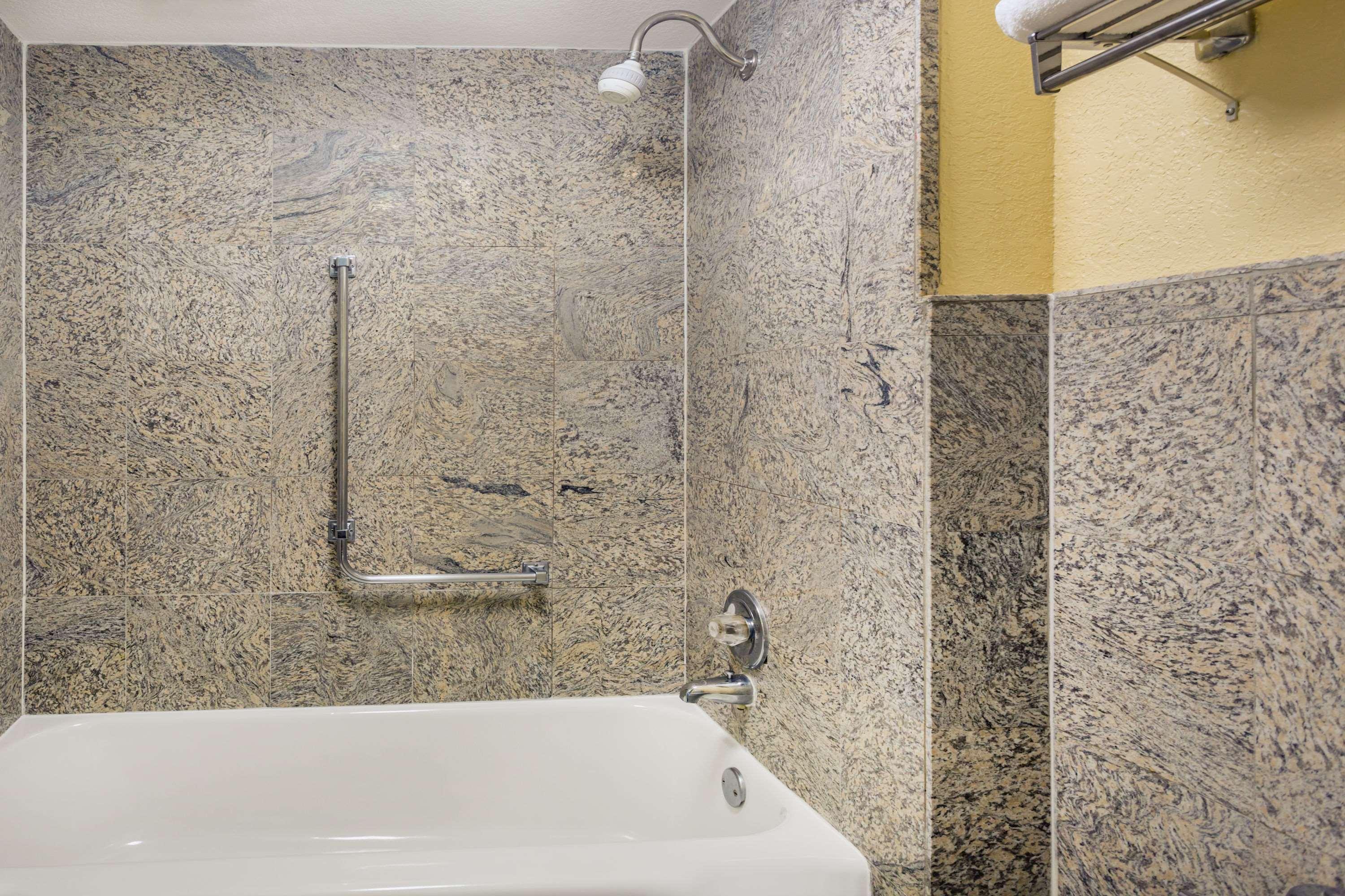 Days Inn By Wyndham Asheville/Mall Екстер'єр фото