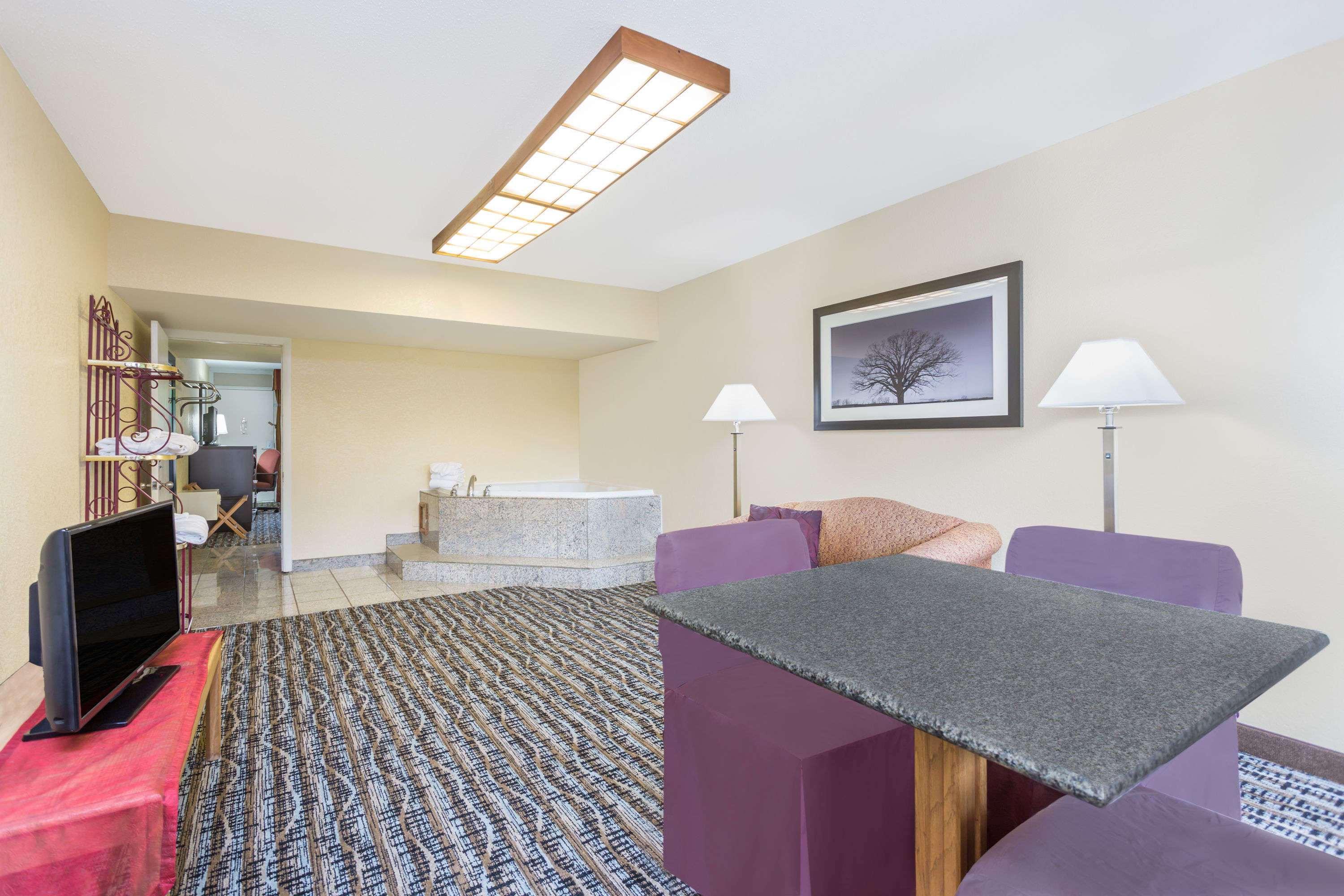 Days Inn By Wyndham Asheville/Mall Екстер'єр фото
