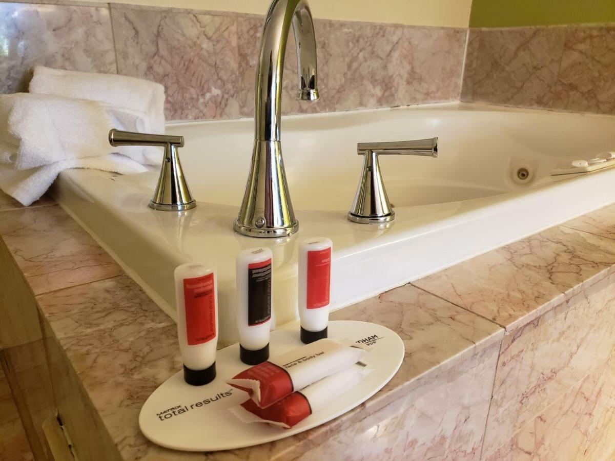 Days Inn By Wyndham Asheville/Mall Екстер'єр фото